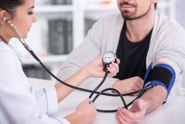 doctors measure blood pressure in hypertension